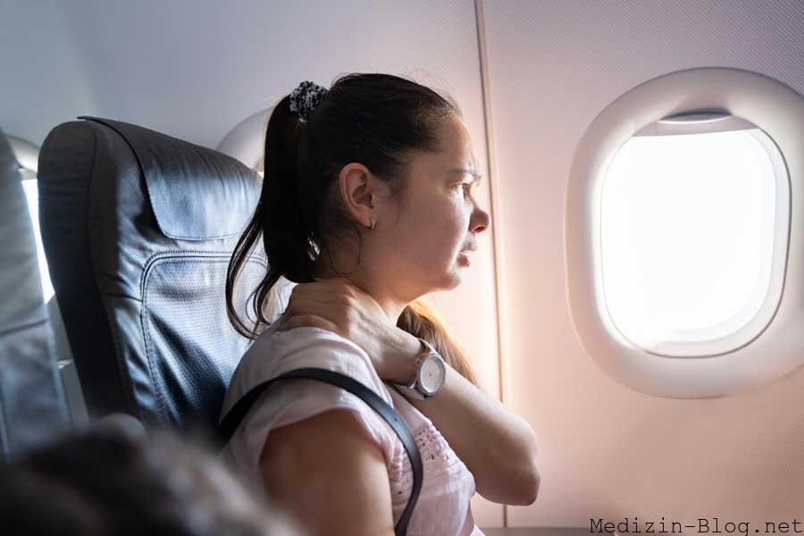 langstreckenflug-rueckenschmerzen