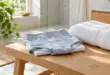 Gefaltete Unterwäsche und ein Handtuch auf einer Holzbank